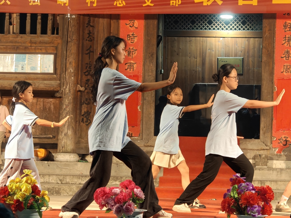 实践团成员们与小学生们共同完成精彩表演