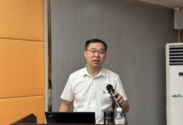 校领导为通识教育学院、贸易与旅游管理学院的党员教师讲授专题党课