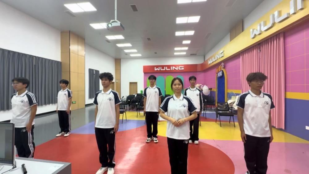 25连锁经营与管理2班礼仪比赛作品（照片）2