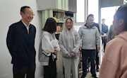学校党委书记刘子林走访军训新生宿舍