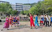贸易与旅游管理学院开展“民族团结我同行，各族师生一家亲”主题三月三壮族竹竿舞快闪活动
