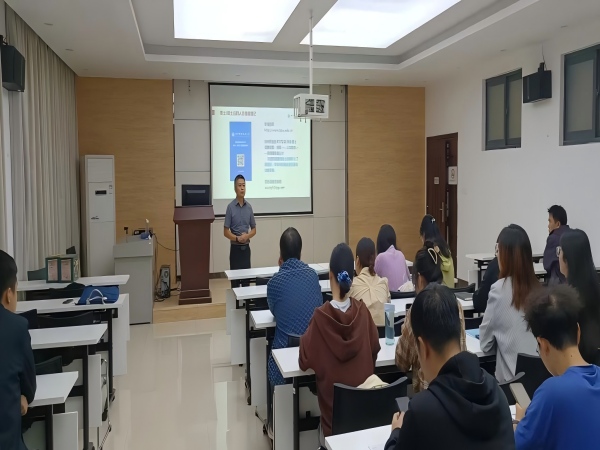 图1 姚鲲鹏书记在武汉科技大学宣讲现场