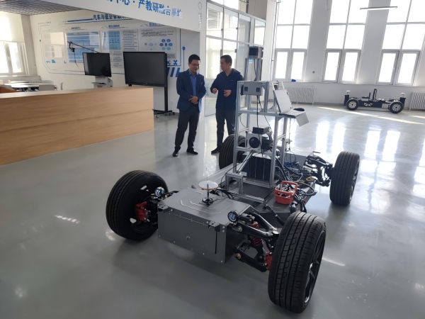 图4 林圣存副院长带队在天津职业技术师范大学智能网联实验室参观学习现场