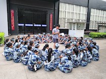 艺术学院开展“弘扬爱国主义精神，礼献中华人民共和国成立70周年”特色主题班会