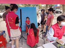 【我为群众办实事】艺术学院党总支深入龙擎苑社区开展“匠心制照”志愿服务活动