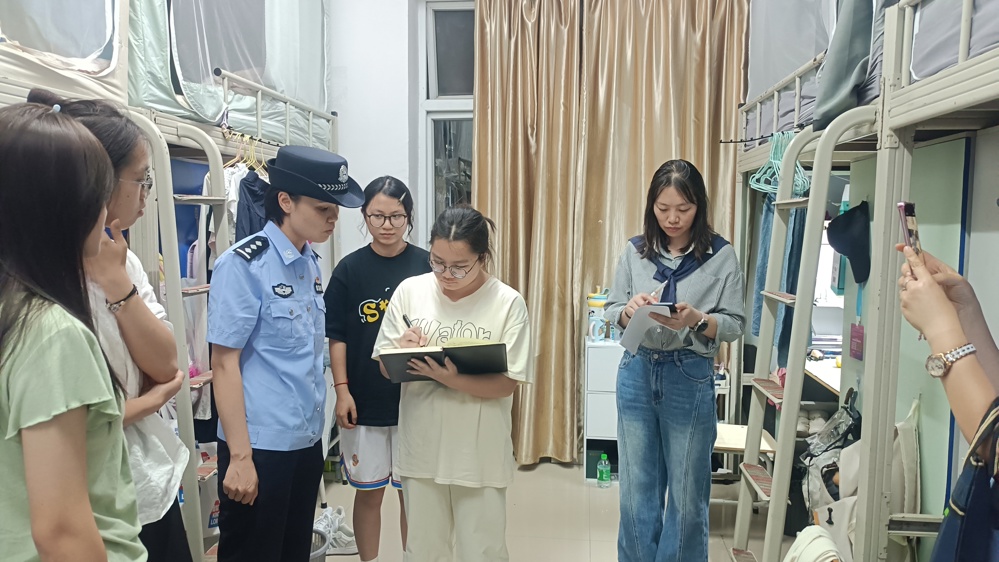 民警和辅导员认真记录