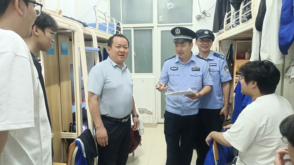 覃仕伦副所长和田国兵副处长和学生亲切交谈