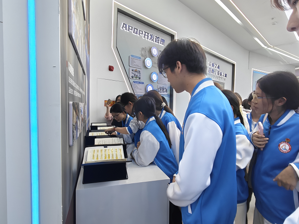 同学们仔细研究参观展品