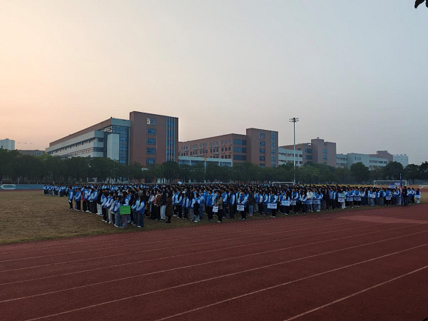 全院师生行注目礼 全院师生行注目礼