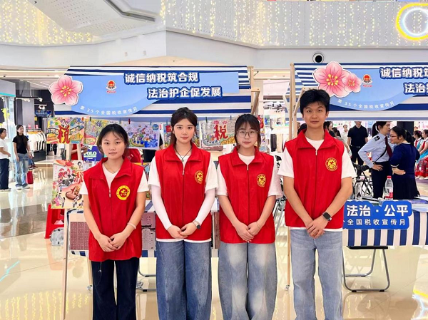 我校四名青年志愿者工作合影 我校四名青年志愿者工作合影