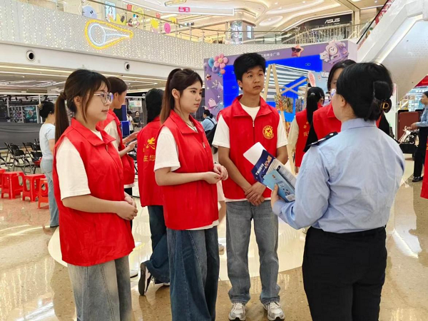 税务工作人员给志愿者做宣传培训 税务工作人员给志愿者做宣传培训