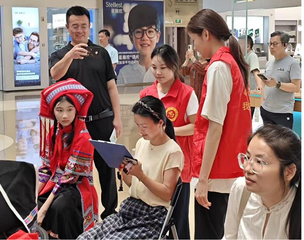 志愿者给市民发放税务宣传资料 志愿者给市民发放税务宣传资料