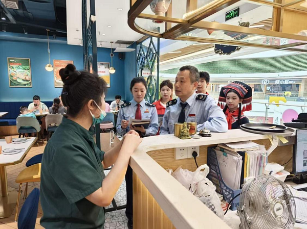 志愿者跟随税务工作人员走访商铺开展税法普及与政策宣传 志愿者跟随税务工作人员走访商铺开展税法普及与政策宣传