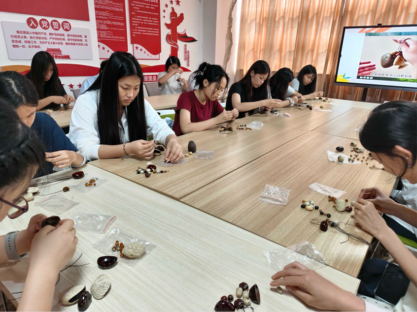 【珍爱生命，逐光而行】财经与物流管理学院开展“心手相印，悦见美好”——果壳风铃手工DIY活动