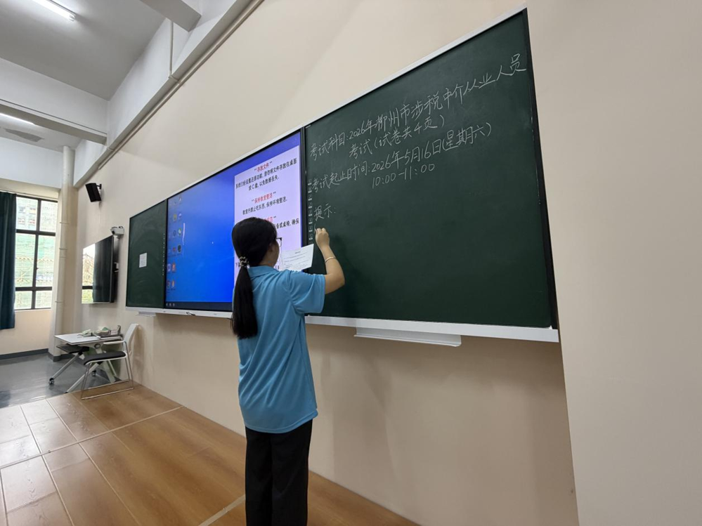 志愿者认真投入各项工作
