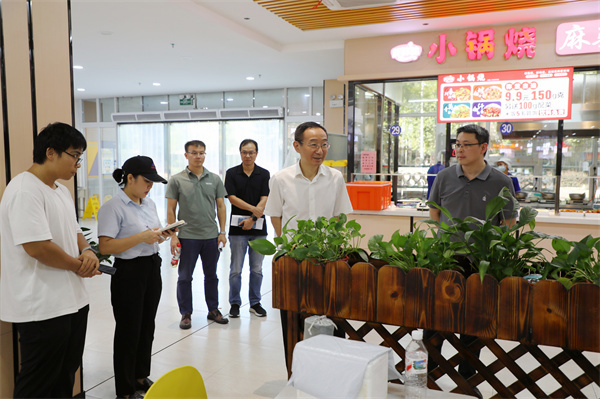 刘检查食堂