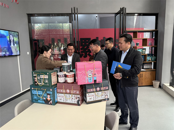 调研组参观柳州螺蛳粉产业学院 调研组参观柳州螺蛳粉产业学院