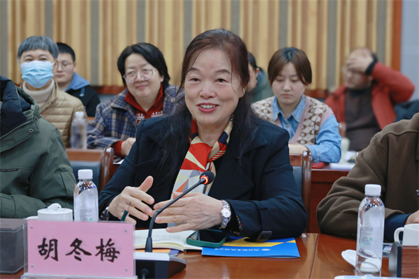 防城港市北部湾高级中学校长胡冬梅讲话