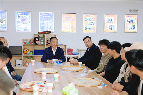 校领导与学生座谈，了解学生的假期生活及新学期计划