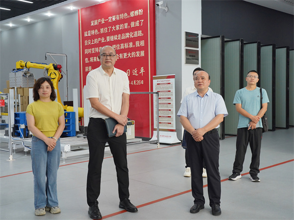 调研团参观柳州螺蛳粉产业学院