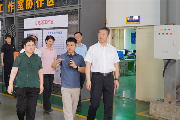 黑龙江省人大常委会调研组到我校调研交流