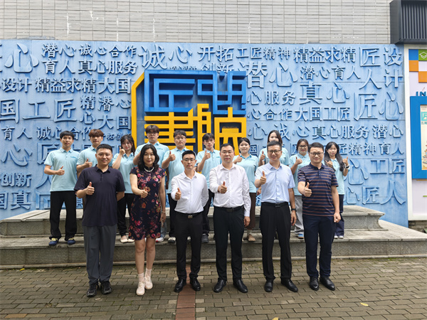 学校领导老师与联络员合影