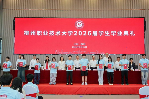 新一届校友联络员与学校领导合影