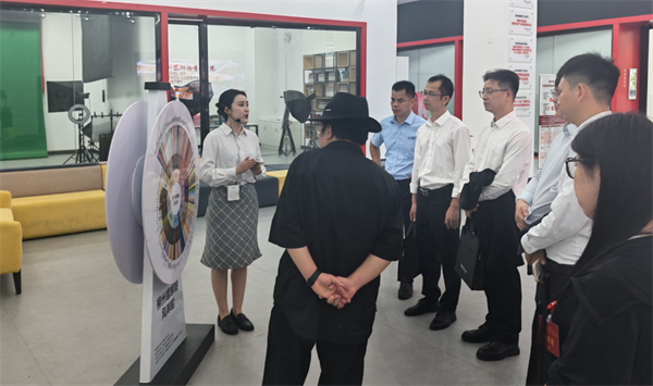 参会校友参观校园，实地感受母校发展变化