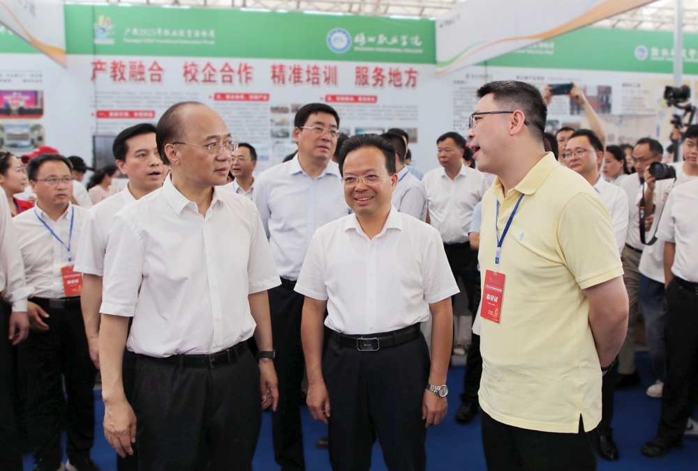 我校领导向自治区政府副主席廖品琥（前排左一）、自治区教育厅副厅长伍锦昌（前排左二）介绍学校办学情况