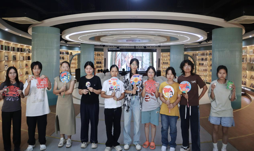 同学们展示创意手工作品