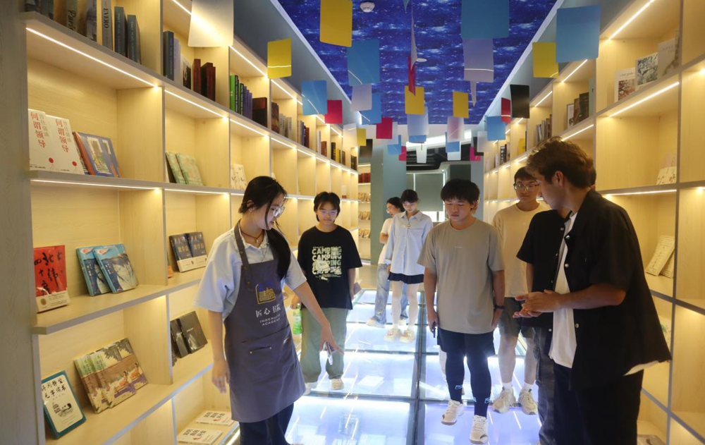 新同学在学姐的带领下探院打卡