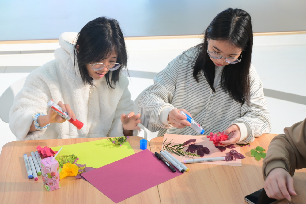 同学们进行春日植物创作