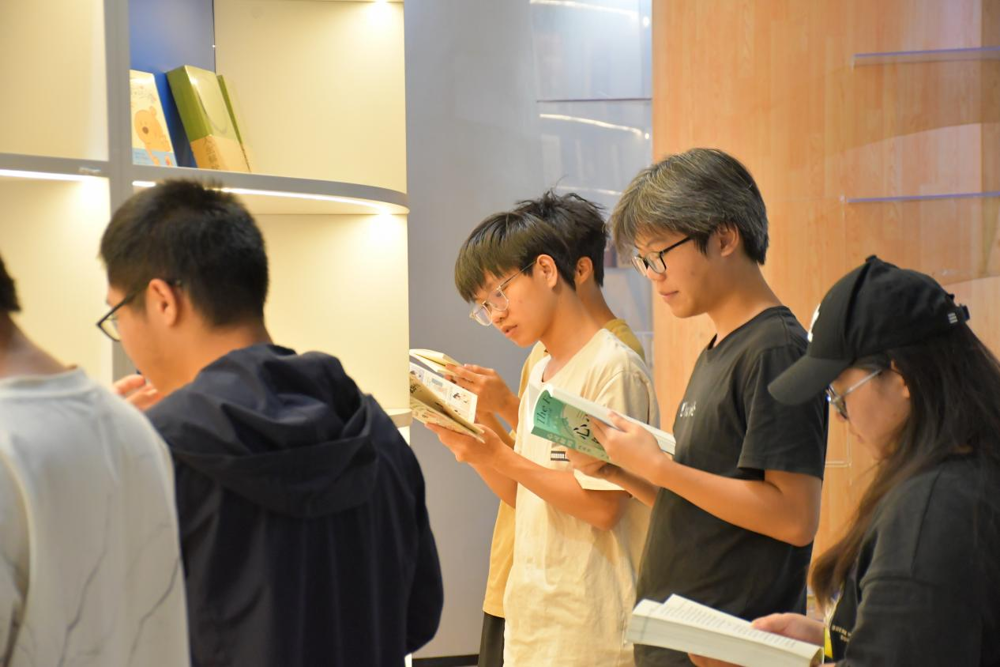同学们自由领阅图书