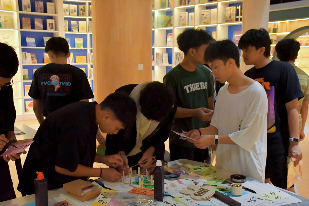 同学们制作中秋花灯