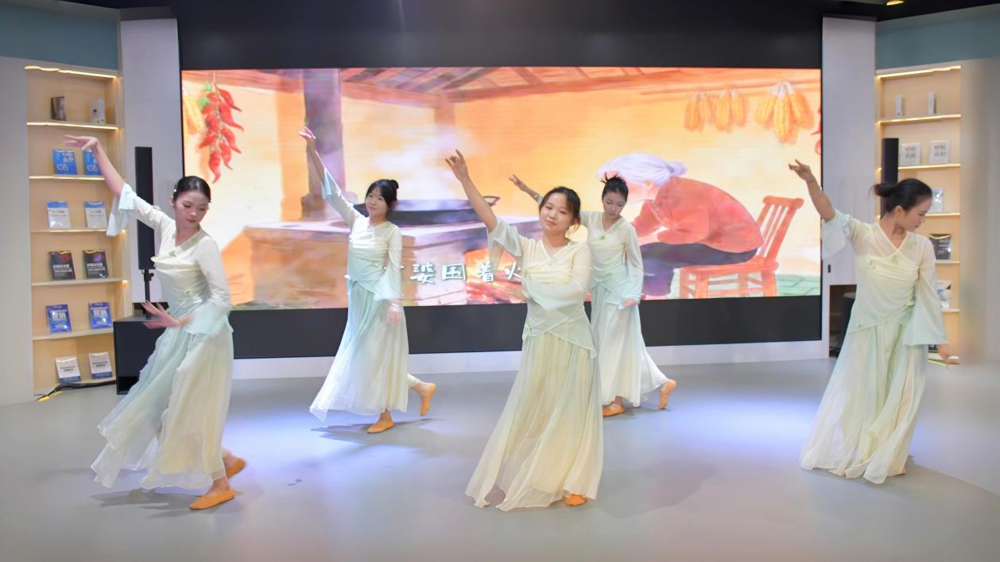文艺汇演精彩纷呈