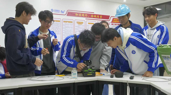 柳州移动资深工程师指导学生操作光纤熔接与网线水晶头制作