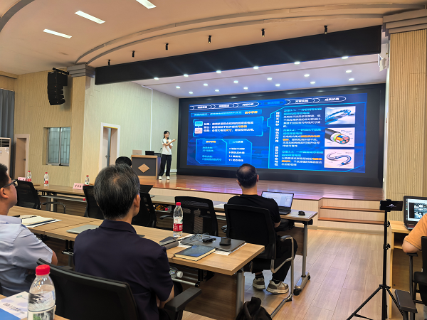 电子信息工程学院学子在柳州市创新方法专题培训中作竞赛经验分享