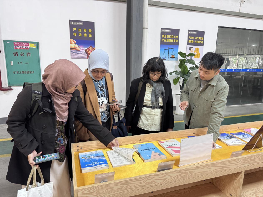 代表团参观机电工程学院实训基地 代表团参观机电工程学院实训基地