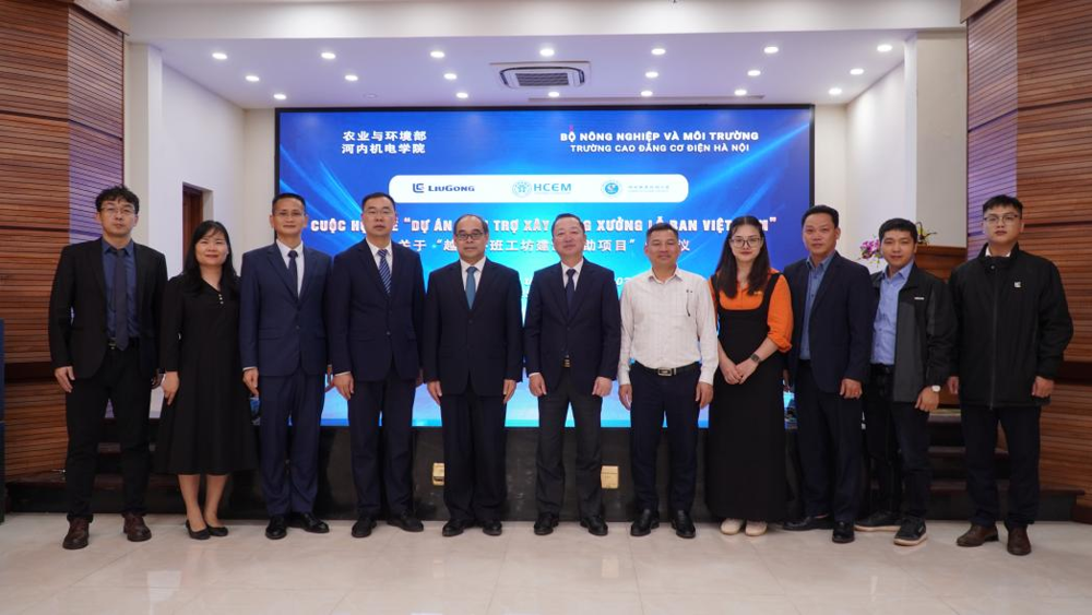 中国驻越南大使馆教育参赞罗耀光（左五），河内机电学院院长董文玉（左六），越南农业环境部国际合作司专员艮文全（左七）出席会议