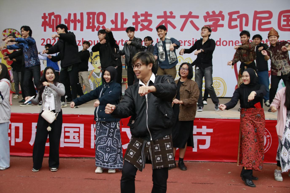 中外学生合跳印尼传统舞蹈