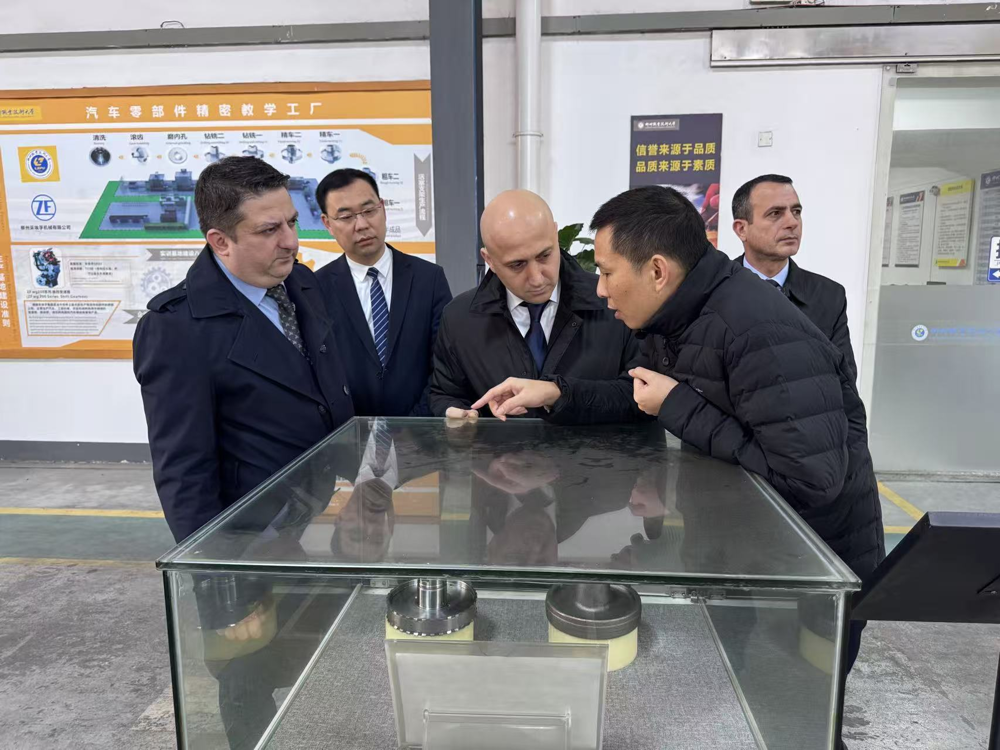 参观我校实训中心 参观我校实训中心