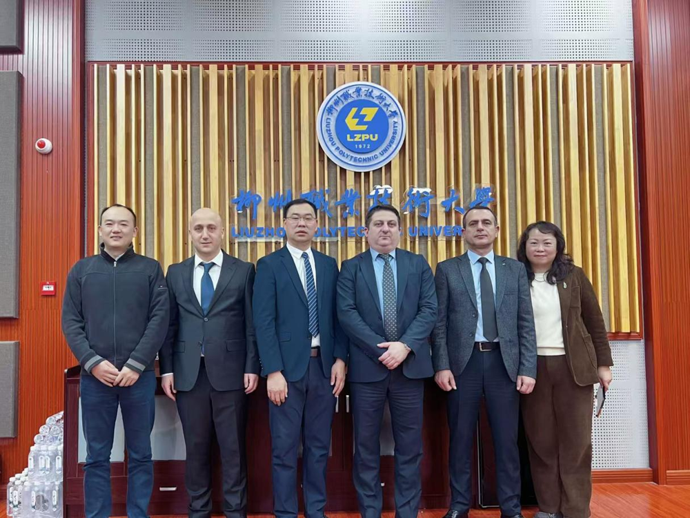 与会领导及嘉宾 与会领导及嘉宾