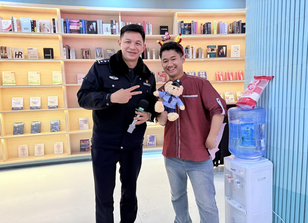 官塘派出所覃云副所长做假期安全宣传及赠送礼品 官塘派出所覃云副所长做假期安全宣传及赠送礼品