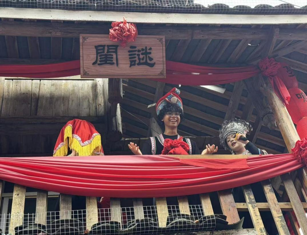 印尼学生代表IKadek Kurnia Wijaya体验民族服饰并被选中当“新郎”