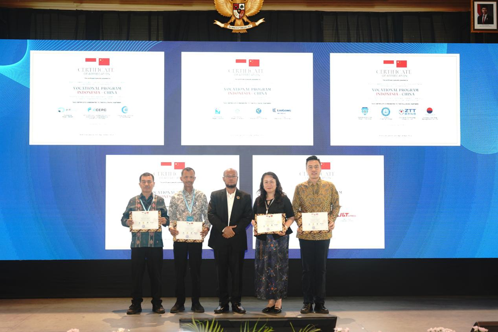 印度尼西亚全国职业教育领导小组主席、人类发展与文化事务统筹部副部长欧加・达罗亚授予我校中印尼职业教育杰出合作伙伴