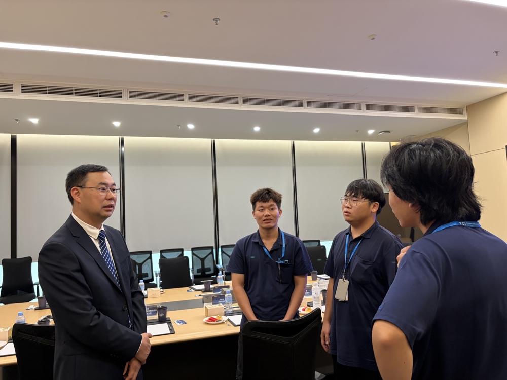 邱福明与我校毕业生交流 邱福明与我校毕业生交流