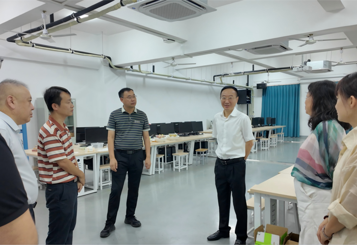 校党委书记刘子林率队看望慰问“中印尼人工智能通识课项目”参训教师
