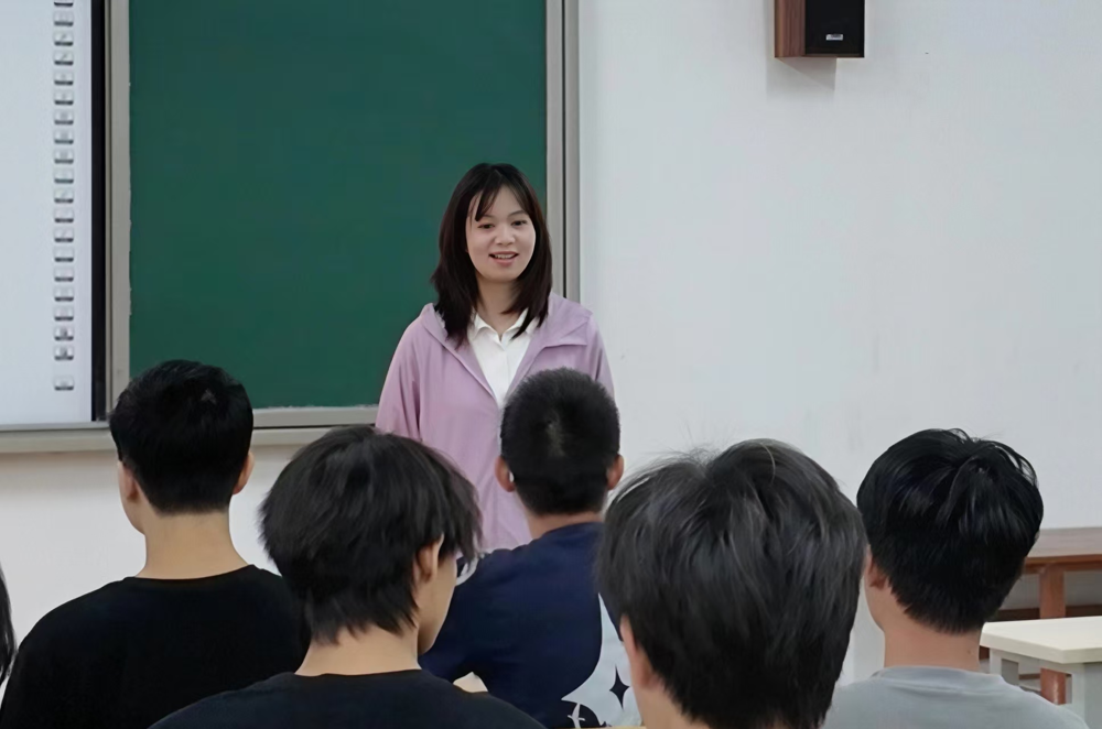 李凤凰以企业HR身份返校与泰国基地高端智能装备现场工程师国际订单班学生交流现场