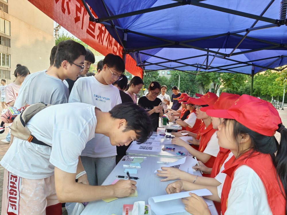 同学们写下绿色环保的标语