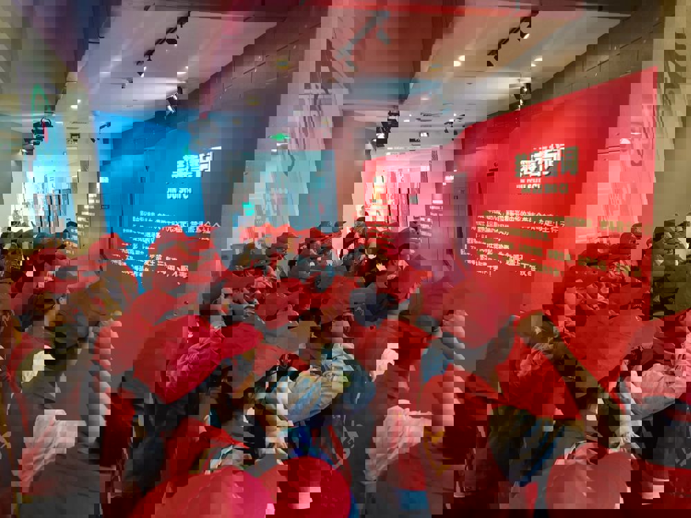 全体志愿者在宣誓墙前庄严宣誓